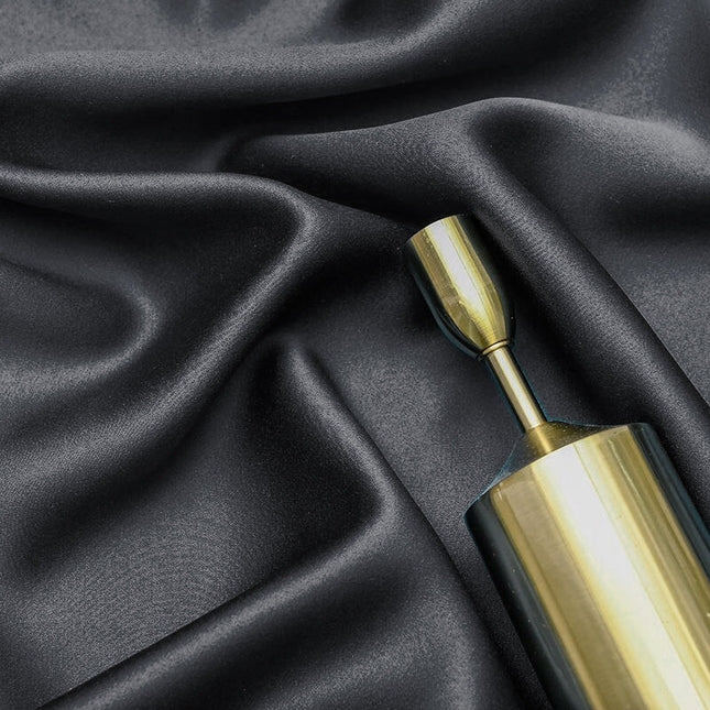 Gråt mørklægningsgardin med gyldent blomstermotiv