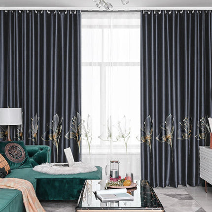 Gråt mørklægningsgardin med gyldent blomstermotiv