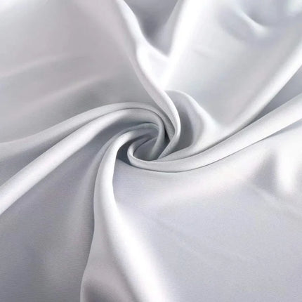 Klassisk hvidt gardin med øjer