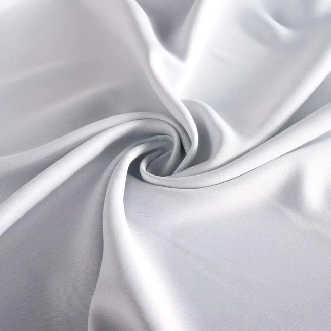 Klassisk hvidt gardin med øjer