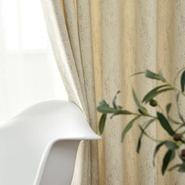 Råhvidt gardin med rustik tekstur