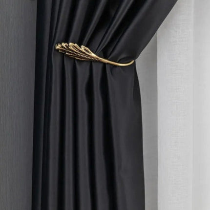 Elegant sort mørklægningsgardin til stuen