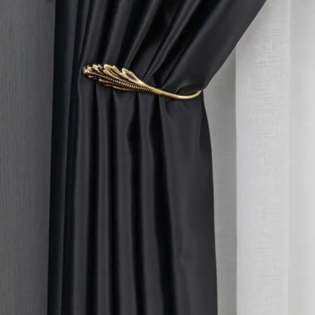 Elegant sort mørklægningsgardin til stuen