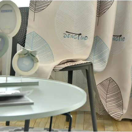 Mørklægningsgardin med moderne print af blade