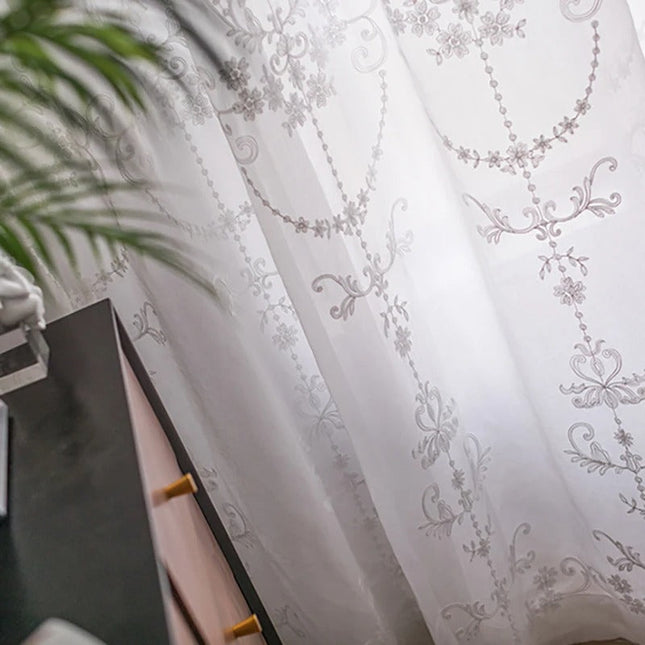 Klassisk let gardin med vævet mønster