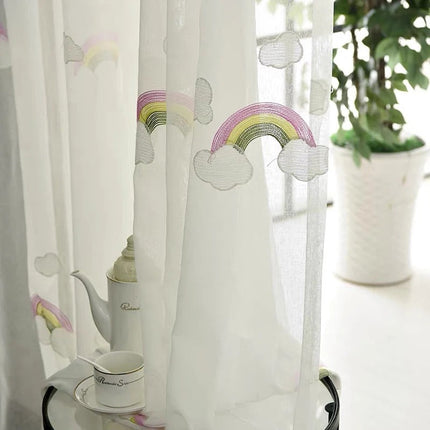 Børnegardin med broderede regnbuer