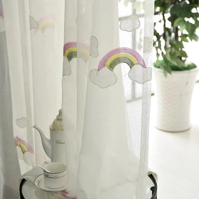 Børnegardin med broderede regnbuer