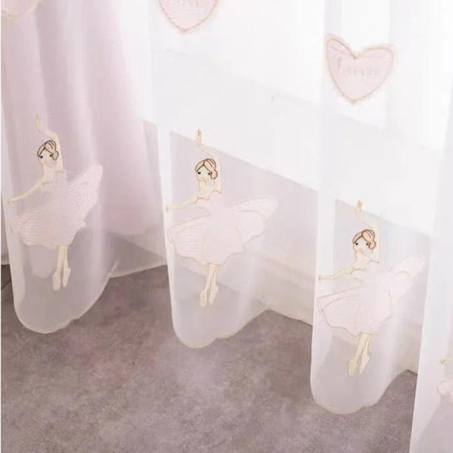 Børnegardin med broderet ballerina motiv