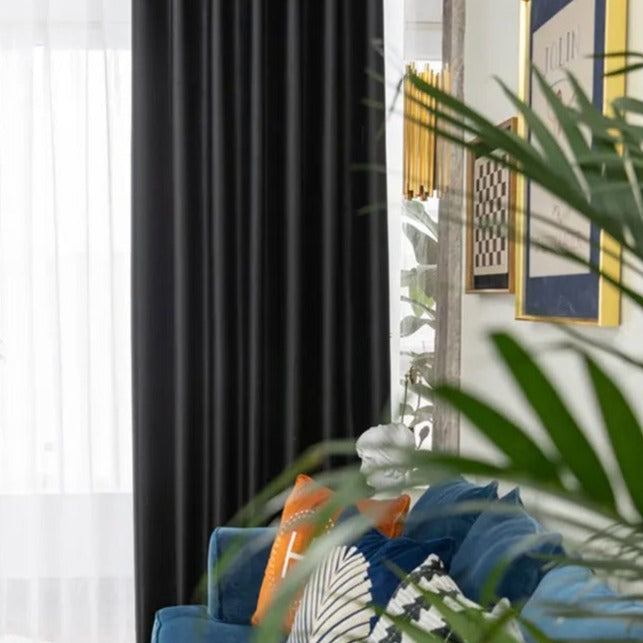 Elegant sort mørklægningsgardin til stuen