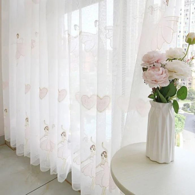 Børnegardin med broderet ballerina motiv