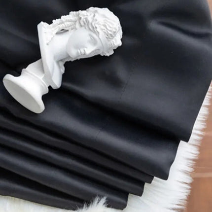 Elegant sort mørklægningsgardin til stuen