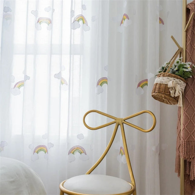 Børnegardin med broderede regnbuer