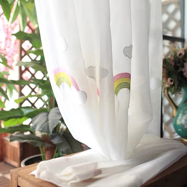 Børnegardin med broderede regnbuer