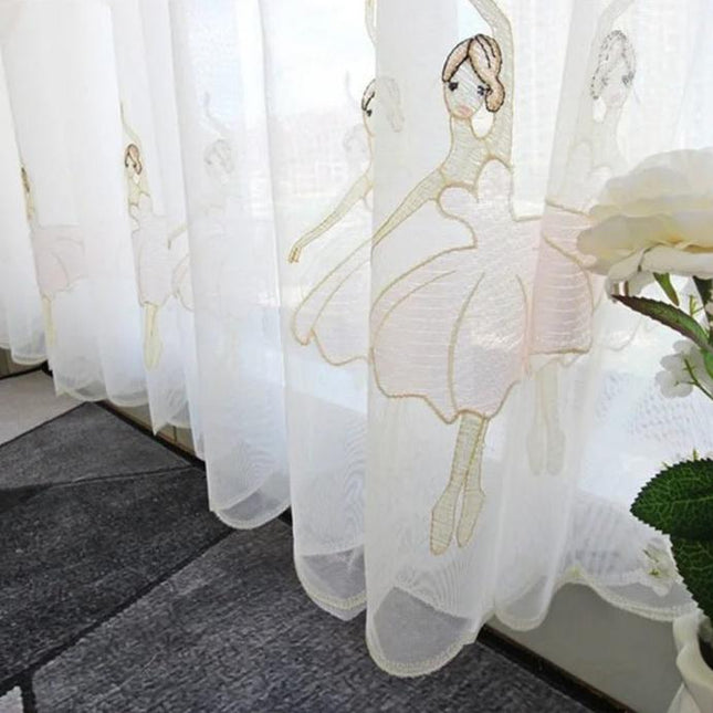 Børnegardin med broderet ballerina motiv