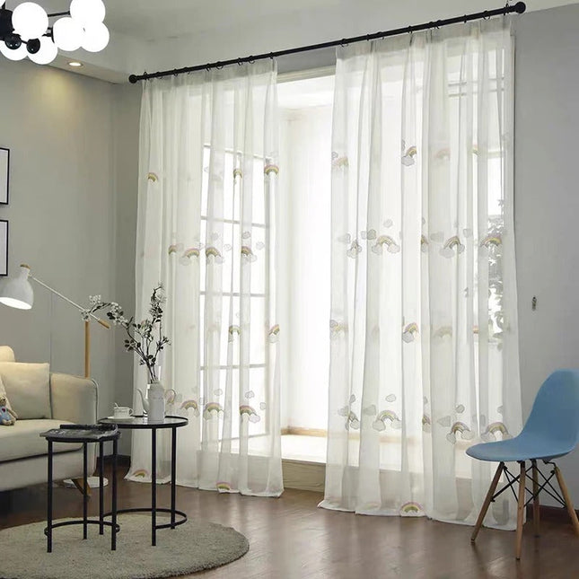 Børnegardin med broderede regnbuer