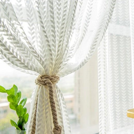 Hvidt gardin med sildebensmønster