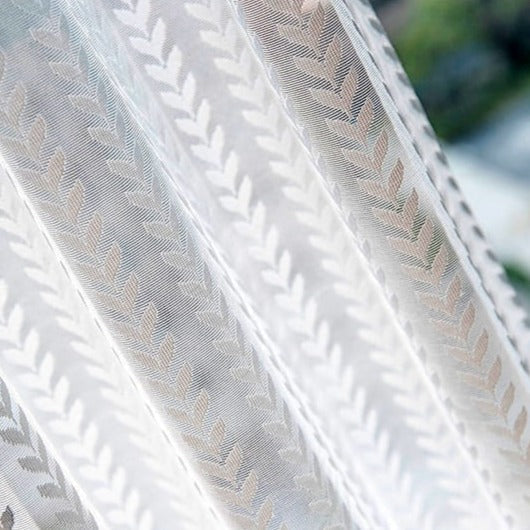 Hvidt gardin med sildebensmønster