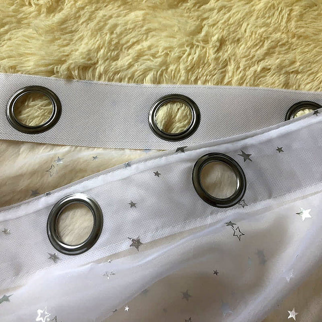 Gennemsigtigt gardin med sølv stjerner