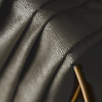 Gråt mørklægningsgardin med perforeret mønster