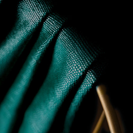 Mørklægningsgardin i petroleum med prikmønster