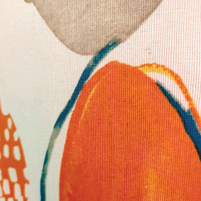 Gardin med farverigt abstrakt mønster