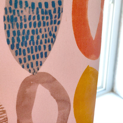 Gardin med farverigt abstrakt mønster