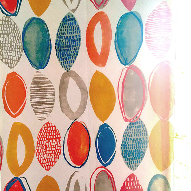 Gardin med farverigt abstrakt mønster