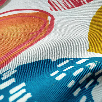 Gardin med farverigt abstrakt mønster