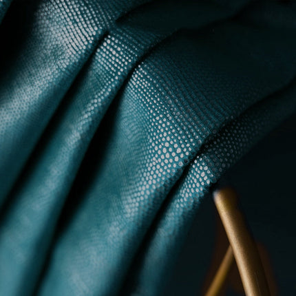 Petroleumsblå mørklægningsgardin med hulmønster