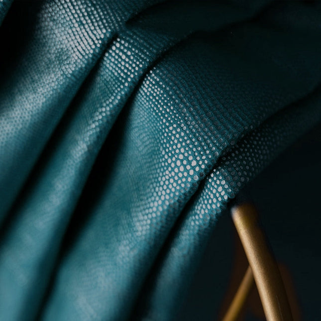 Petroleumsblå mørklægningsgardin med hulmønster