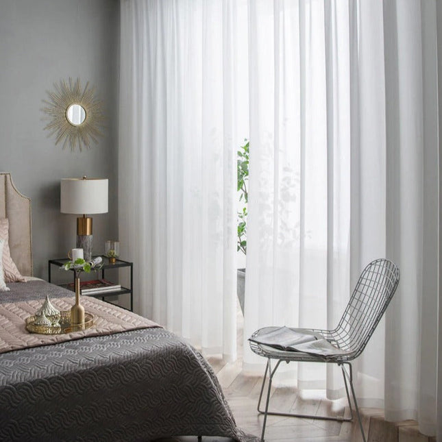 Enkelt hvidt og let voile gardin