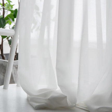 Enkelt hvidt og let voile gardin