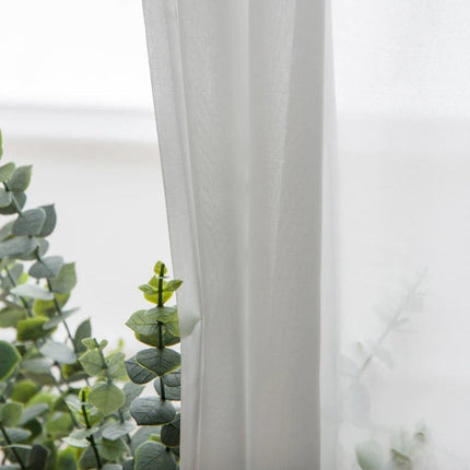 Enkelt hvidt og let voile gardin