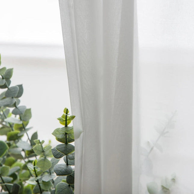 Enkelt hvidt og let voile gardin