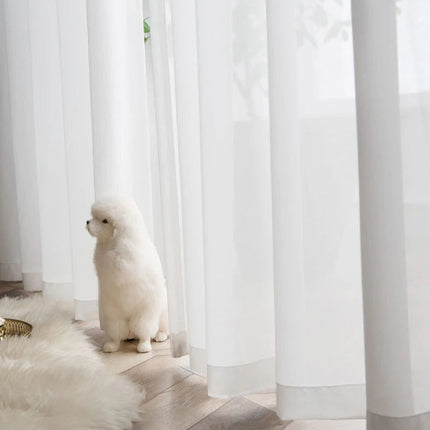Enkelt hvidt og let voile gardin
