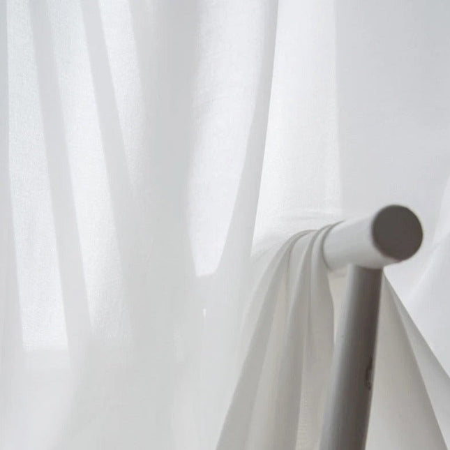 Enkelt hvidt og let voile gardin