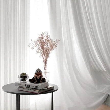 Enkelt hvidt og let voile gardin