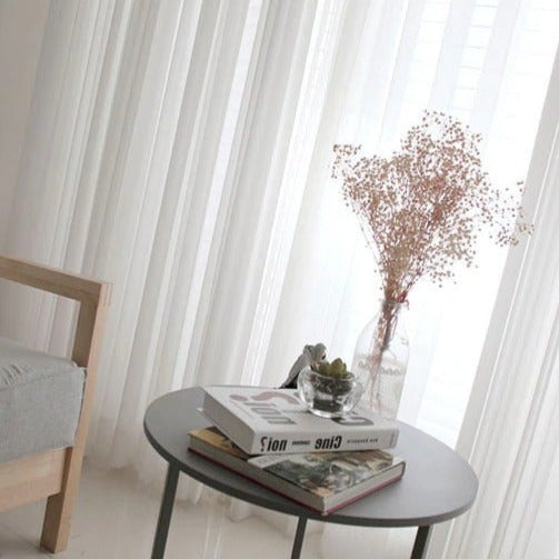 Enkelt hvidt og let voile gardin