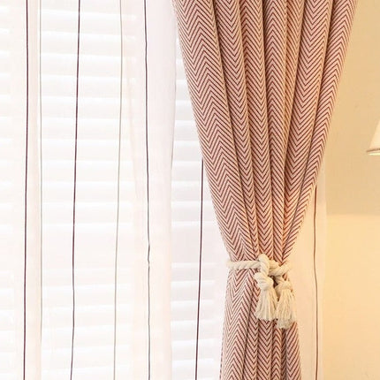 Rødt gardin med sildebensmønster