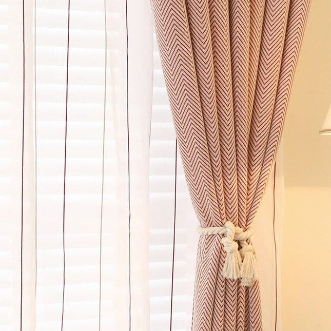 Rødt gardin med sildebensmønster