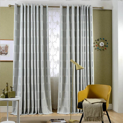 Gråt mørklægningsgardin med grafisk mønster