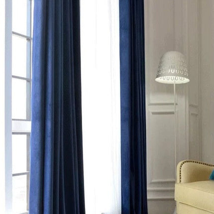 Blåt mørklægningsgardin i velour med ringe