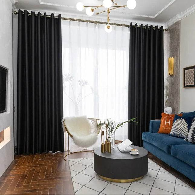 Elegant sort mørklægningsgardin til stuen